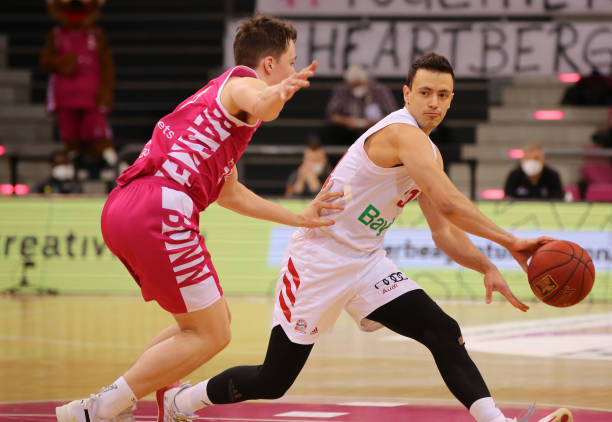 由于范迪克 由于范迪克