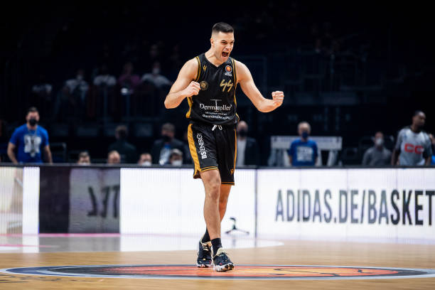 仅频繁亮相 仅频繁亮相